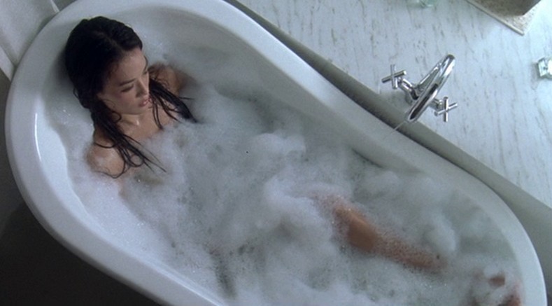 Lynn takes a bubble bath